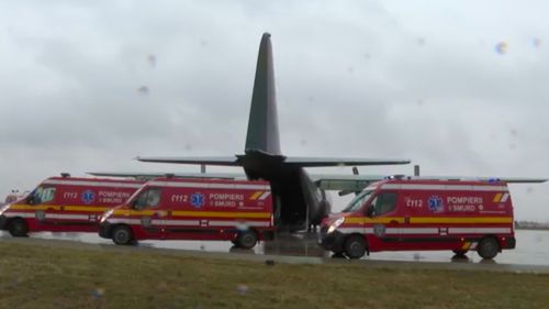 VIDEO Trei pacienți infectați cu Covid, aflați în stare gravă, au fost transportați cu o aeronavă C-27J Spartan a Forţelor Aeriene Române, de la București la Timișoara