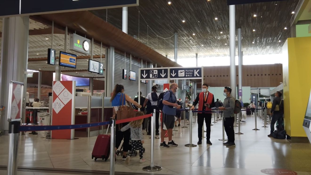 933 de zboruri au fost anulate joi în Franţa din cauza grevei controlorilor de trafic aerian