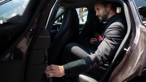 Frații Tate o dau în judecată femeia din Florida care i-a acuzat în cazul de trafic de persoane din România/ Câte despăgubiri cer
