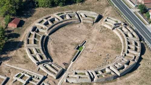 Restaurarea amfiteatrului roman de la Ulpia Traiana Sarmizegetusa, aproape finalizată / Se vor putea desfășura aici spectacole cu participarea de până la 500 de spectatori