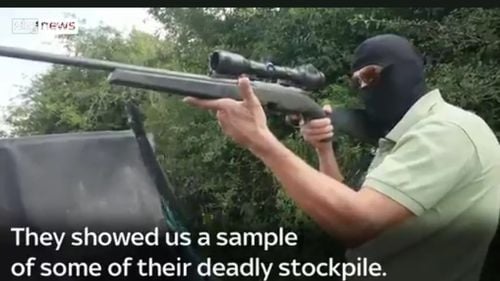 Românii din reportajul Sky News despre presupusul trafic de arme au fost condamnaţi la câte 10 luni cu amânarea aplicării pedepsei, respectiv 2 ani şi 10 luni de închisoare cu suspendare