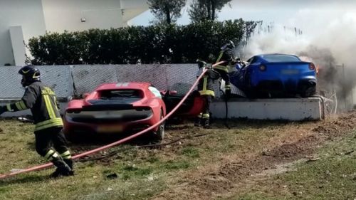 VIDEO Două Ferrari, făcute praf, în Italia, într-un accident simultan / Șoferii au ratat o curbă și au intrat în gardul unei vile / Unul dintre autoturisme a luat foc, însă pasagerii au scăpat teferi