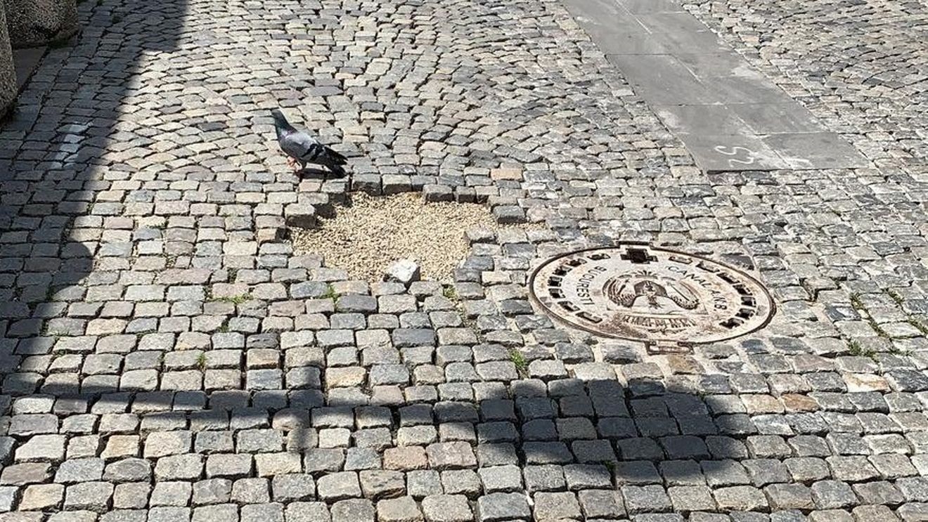 Dezastrul din Centrul Vechi al Bucureștiului, subiect de dezbatere în Primăria Capitalei. Consilieră USR către Nicușor Dan: ”Arată jalnic cum nu a arătat niciodată. Trebuie doar să aranjeze dalele existente, să le lipească, să facă fundaţia sub ele”