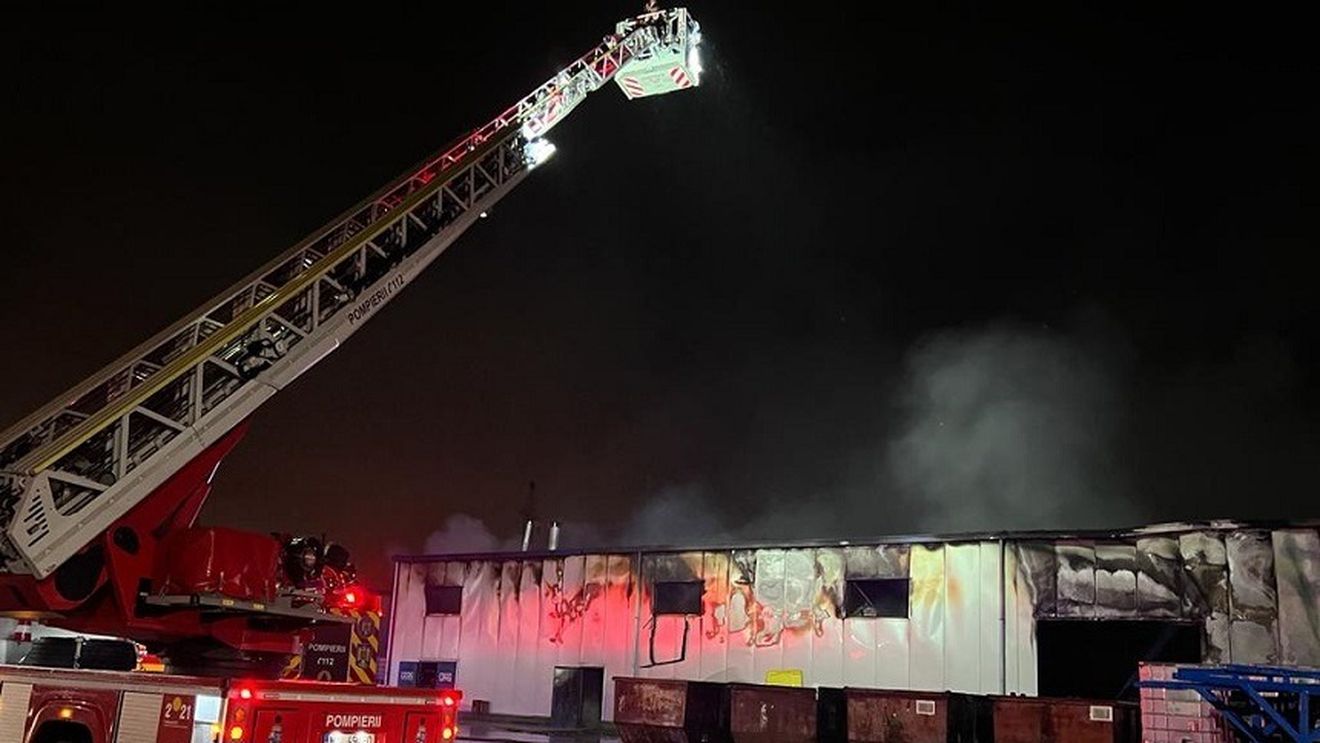 Incendiu la o hală unde se vopsesc piese pentru mașini / Au fost mobilizați peste 70 de pompieri / Angajații s-au autoevacuat, nu sunt victime