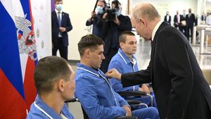 Putin a vizitat militari răniți într-un spital de la periferia Moscovei: ”Viitorul stat major de comandă al Forţelor Armate ar trebui să fie format din oameni ca dumneavoastră” / A fost însoțit de ministrul Apărării, Serghei Şoigu
