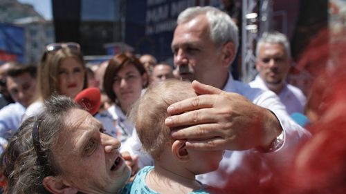 VIDEO Târgoviște, oraș închis pentru mitingul PSD / Câteva zeci de protestatari, flancați de forțele de ordine, scandează „PSD, ciuma roșie” / Dragnea: Cel mai mare mut pe care l-a dat politica românească a început să facă gălăgie ca să acopere zornăitul banilor în buzunarele românilor