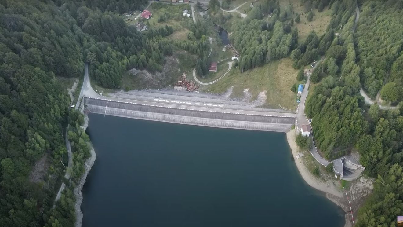 Bărbat trimis în judecată după ce a construit ilegal un baraj pe un curs de apă din Buzău, pentru a-şi crea un lac în apropierea pensiunii pe care o deţine