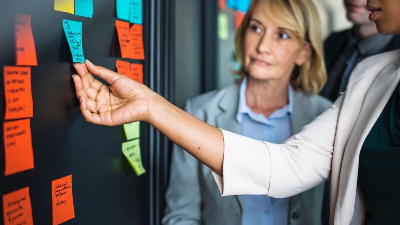 Analiză Edupedu.ro: 14.000 de posturi eliminate, 165.000 de elevi afectați. Ce înseamnă, de fapt, creșterea normei didactice la 20 de ore pe săptămână