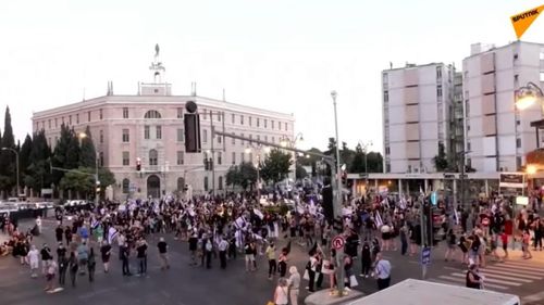 Israelul reimpune măsurile de izolare aproape totală care au mai fost aplicate în primăvară. Isrealienii nu vor mai avea voie să iasă la o distanţă mai mare de 500 de metri de domiciliu, timp de trei săptămâni