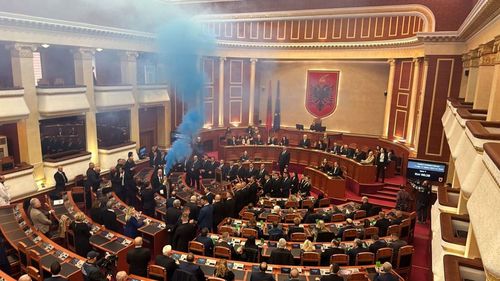 Parlamentul Albaniei a votat pentru ridicarea imunităţii fostului premier Sali Berisha / Deputații opoziției au aprins fumigene și au răsturnat scaunele pentru a boicota votul