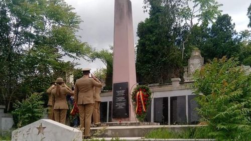 Explicația MAPN că militarii de la Turda au greșit cimitirul de Ziua Eroilor: Dintr-o regretabilă eroare, au depus coroanele la monumentul eroilor ruși și nu la români. S-a depus coroana și s-a mutat apoi. Este o eroare din cauza emoțiilor, probabil