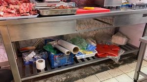 FOTO Protecția Consumatorului a dat amenzi de aproape 100.000 de lei în Piața Delfinul și a închis 11 operatori economici din cauza mizeriei și a produselor expirate