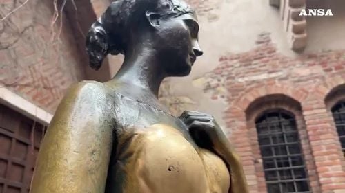 Statuia Julietei lui Shakespeare din Verona a fost deteriorată de atingerile turiştilor / I-a apărut o gaură pe corp
