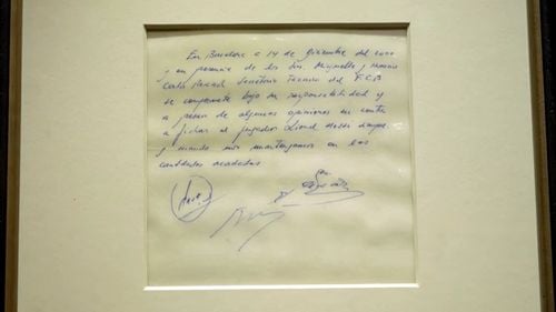 VIDEO Şerveţelul pe care FC Barcelona a promis că îl va lua pe Lionel Messi, pe vremea când avea 13 ani, a fost vândut la licitaţie cu 762.400 de lire sterline