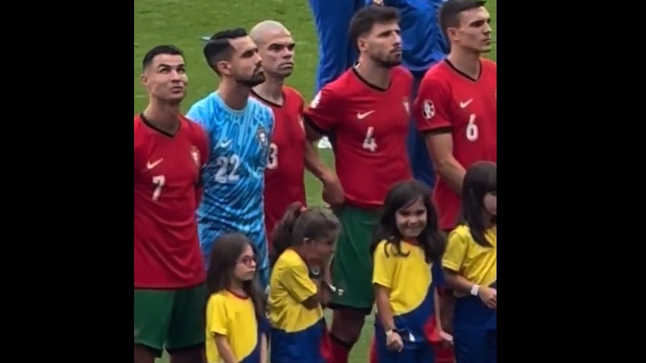 O fetiţă este uimită şi emoţionată că stă lângă Cristiano Ronaldo la momentul intonării imnurilor la meciul Portugalia - Turcia