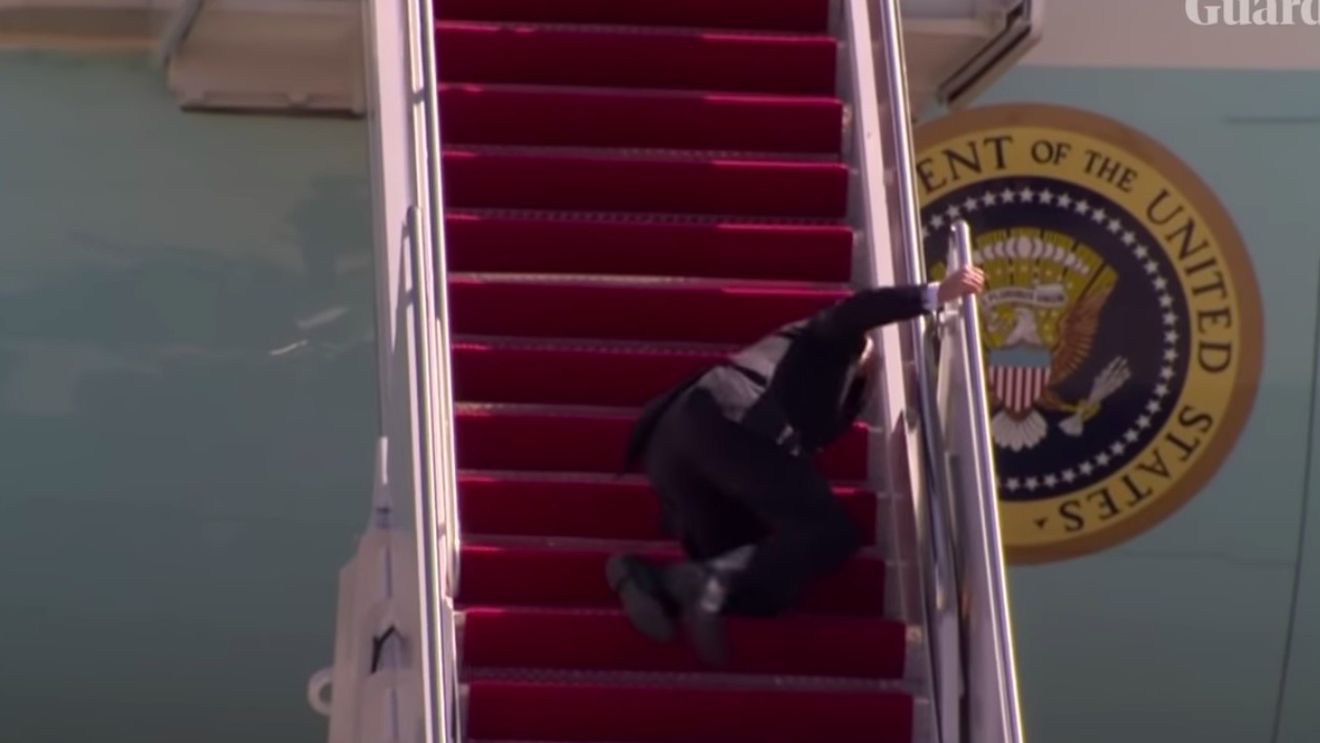 VIDEO Joe Biden s-a împiedicat și a căzut în timp ce urca în avionul Air Force One