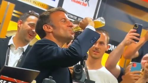 Emmanuel Macron, acuzat de iresponsabilitate și masculinitate toxică după ce a băut o bere în 17 secunde