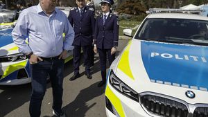 Cristian Ghinea (USR) a depus plângeri la Curtea de Apel București și Curtea de Justiție a UE împotriva șefului DNA, Marius Voineag, în legătură cu achiziția a 300 de BMW-uri de către Ministerul Afacerilor Interne