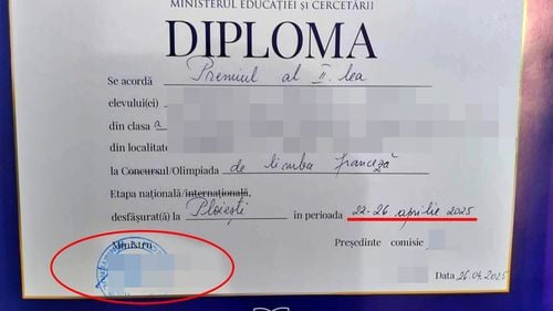 Diplomele a sute de olimpici la nivel național, semnate de un secretar de stat eliberat din funcție de aproape o lună, vor fi retrase și înlocuite „cât mai repede”. Zoltan Kallos: Copiii nu vor avea de suferit