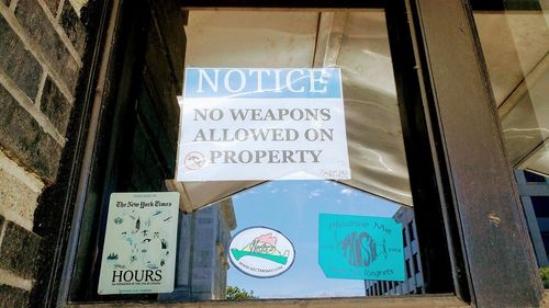 La o zi după asasinatul în masă din Texas, legi pro-arme mai permisive au intrat în vigoare în statul american. Texanii pot duce arme în școli și biserici