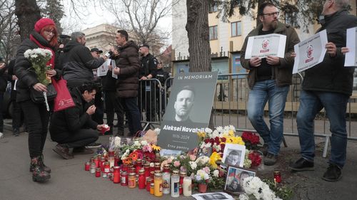 FOTO Omagiu adus lui Alexei Navalnîi în fața Ambasadei Rusiei la București / ”E nevoie ca noi să arătăm în primul rând că România este democratică”