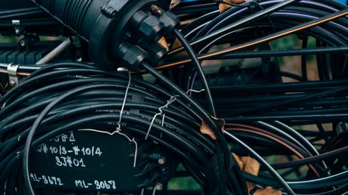 Un tânăr de 21 de ani a murit pe un șantier din Timiș după ce s-a curentat în timp ce strângea un cablu electric