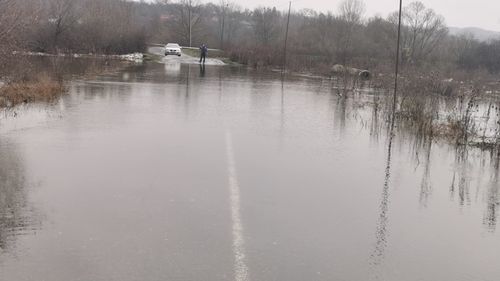 Drumul DJ109 din Satu Mare, închis circulației după ce porțiunea dintre Remetea Oaşului şi Călineşti Oaş a fost inundată
