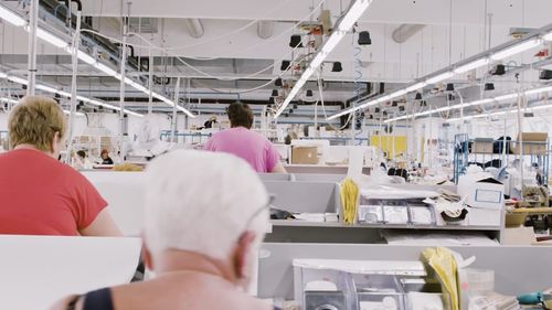 Compania elveţiană de lenjerie Calida Holding și-a închis fabrica din România, dar nu și pe cea din Ungaria. La Sibiu avea 93 de angajaţi