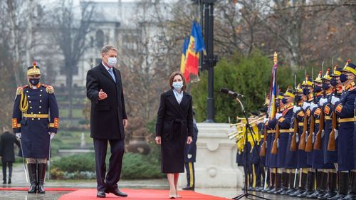 GALERIE FOTO Maia Sandu, primită cu onoruri militare la Palatul Cotroceni, în contextul celebrării a 30 de ani de la stabilirea relațiilor diplomatice bilaterale dintre România și Republica Moldova