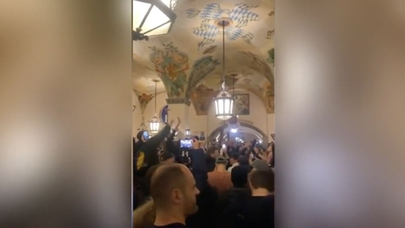 VIDEO Galeria lui Lazio a cântat imnuri fasciste în berăria din Munchen în care Hitler programul Partidului Național-Socialist al Muncitorilor Germani