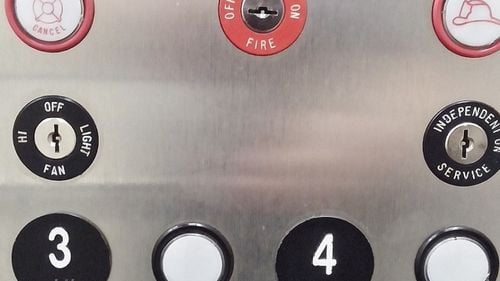 Managerul Spitalului Judeţean Slatina: Necropsia arată că nu există legătură de cauzalitate între decesul pacientei şi blocarea liftului / Liftul avea reviziile la zi / Manevrele de resuscitare, făcute în lift