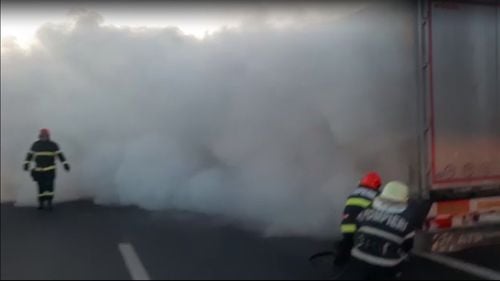 Un TIR a luat foc pe A1, pe sensul Pitești-București