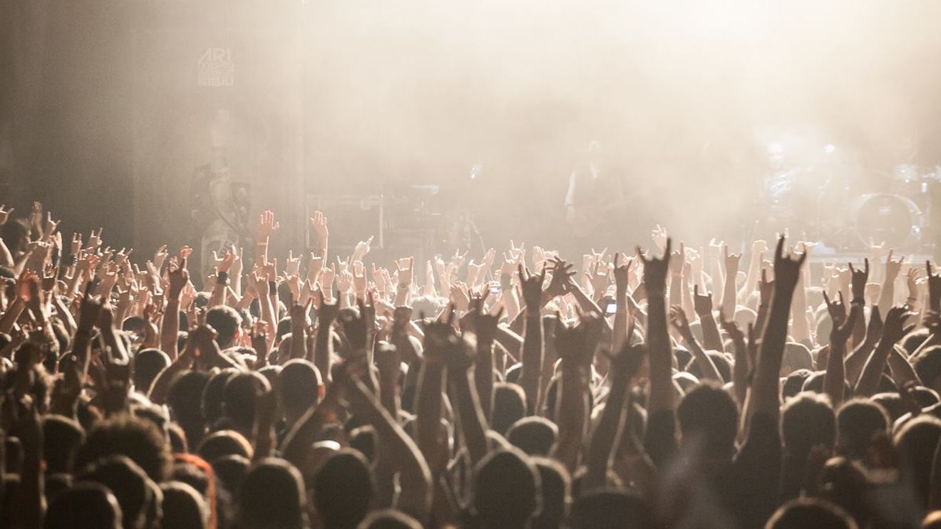 Mii de spectatori, la primul concert al trupei Emperor, vedeta primei zile de ARTmania / Cine mai concertează sâmbătă la festivalul din Sibiu