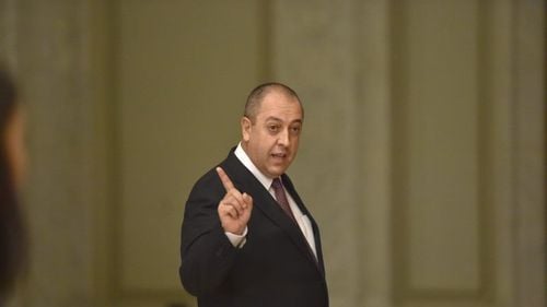 Iohannis i-a avansat și decorat de Ziua Națională pe șefii  controversați ai serviciilor secrete ale Armatei și Internelor: Șeful DGIA, implicat într-un incident major de securitate / Șeful DIPI, cu tatăl și socrul condamnați pentru corupție