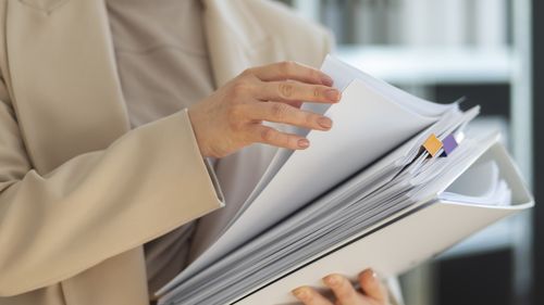 Ministrul Sănătăţii anunţă reluarea examenului pentru obţinerea titlului de medic specialist Medicină de Urgenţă, după numeroase nereguli / Medicii au reclamat „o adevărată experienţă traumatizantă” / Întârziere de peste 7 ore şi probleme cu subiectele