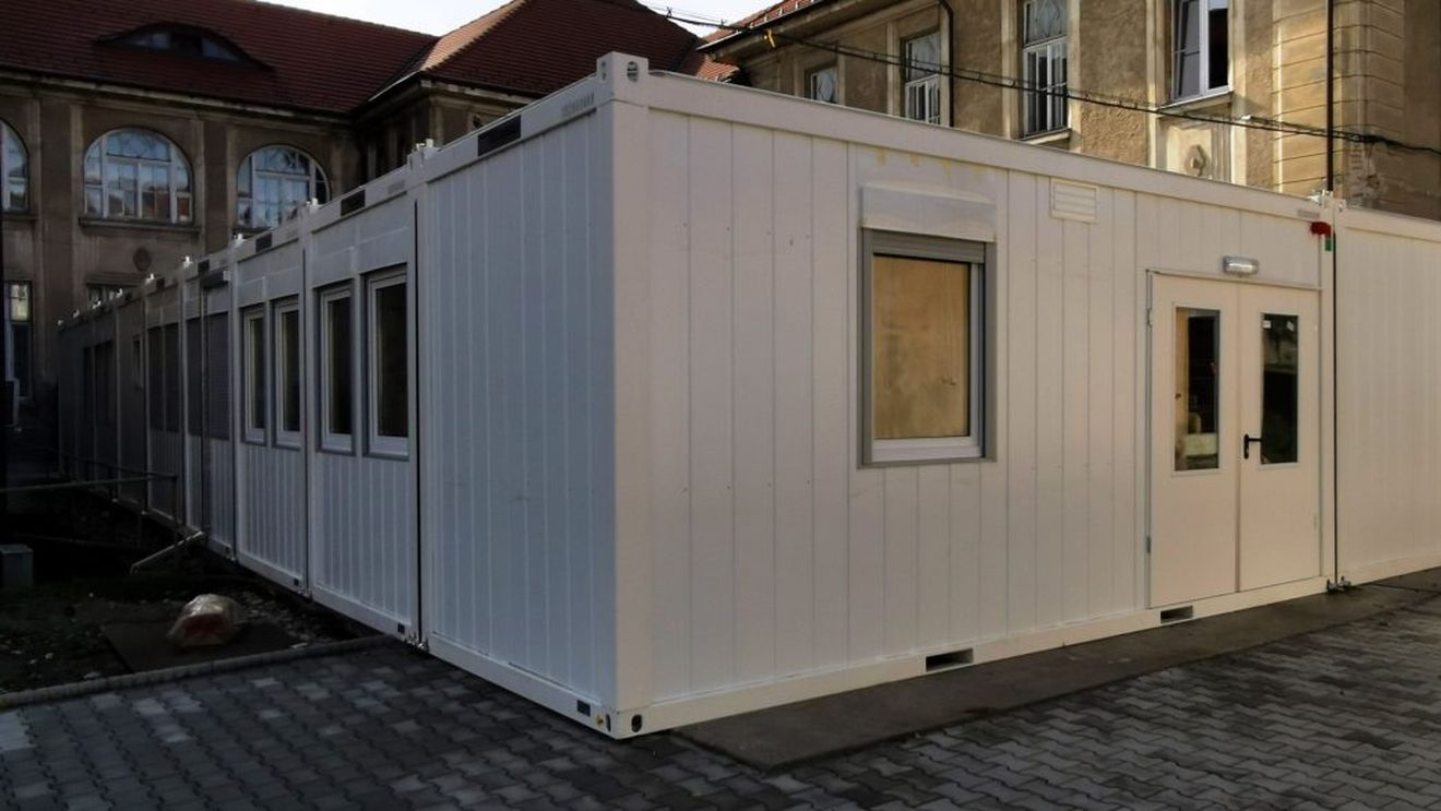 Containere cu paturi vor fi trimise de la rezerva de stat la spitale din București și din județul Olt, pentru triajul pacienților