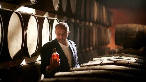 Afaceristul Nawaf Salameh, fondatorul firmei de spirtoase Alexandrion, și politicianul Marian Cucșa își dispută brandul „Make Romania Great Again” - Libertatea