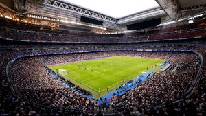 Bloomberg: Clubul Real Madrid vrea să împrumute 370 milioane de euro de la investitori privați, pentru a ajuta la finalizarea lucrărilor de renovare a stadionului Santiago Bernabeu