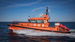 Nava Phoenix, chemată de la parada de Ziua Marinei pentru a căuta o persoană care căzuse în apă, la Corbu / O persoană căzuse de pe placa de surf
