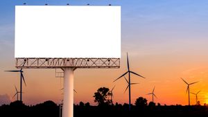 Industria publicității, factor ignorat în criza climatică: cum este stimulat consumul și blocată schimbarea