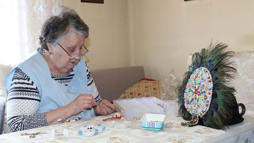 O bunică din Gura Râului (Sibiu) face costumele populare purtate de Junii Sibiului / „Dorința mea este să nu mă uite lumea” / ”Pentru ei caut și pene de păun din cele mai frumoase”