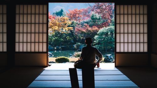 Japonia îşi deschide graniţele turiştilor după doi ani de pandemie, însă cu anumite condiţii: mască sanitară obligatorie, asigurare medicală privată şi însoţiţi permanent de ghizi