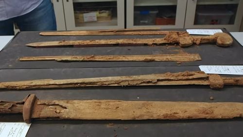 Săbii romane vechi de 1900 de ani, descoperite într-o peșteră din deșertul Iudeii / Arheologi: Sunt uimitor de bine conservate