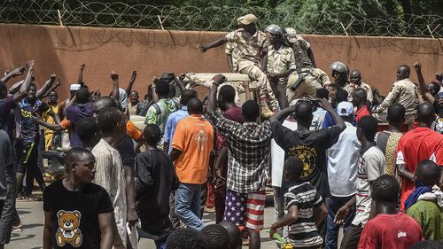 Nigerul își închide spațiul aerian în faţa ameninţării crescute a unei intervenţii din partea ţărilor vecine, susține junta care a preluat puterea