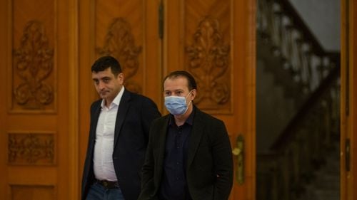 Florin Cîțu, văzut de jurnaliști când vorbea cu George Simion, după depunerea listei de miniștri: ”Ne-am întâlnit pe scări”