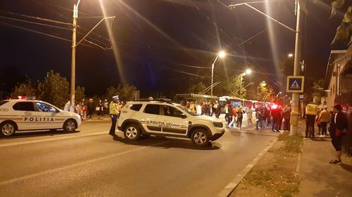 Oamenii din zona străzii Antiaeriană, în stradă pentru a cincea seară: Semaforul a fost doar promis