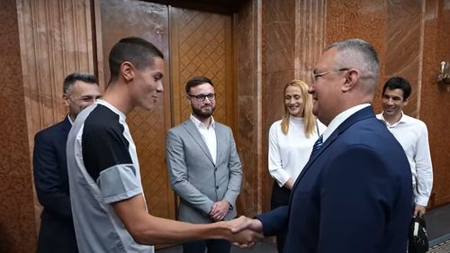 Viralul Zilei: Un sfert de minut, strângerea de mână a premierul Ciucă cu sportivul David Popovici