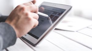 Doi foşti angajaţi eMAG, cercetaţi pentru fraudarea companiei, timp de peste 2 ani / Ar fi creat peste 70 de adrese de e-mail și plasau produse la easy-box-uri amplasate în Ploieşti