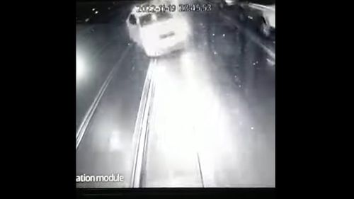 VIDEO CU IMPACT EMOȚIONAL: momentul în care taxiul se izbește violent de autobuz, în accidentul de sâmbătă noaptea / Șoferul autoturismului a decedat