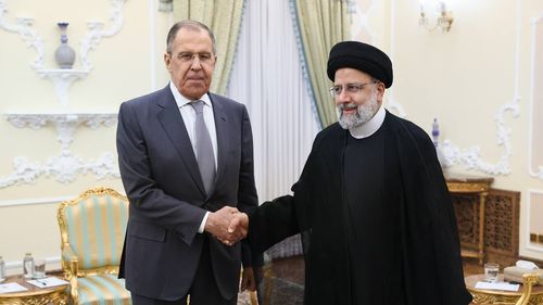 Serghei Lavrov a fost primit de președintele iranian Ebrahim Raisi: "Într-o atmosferă de încredere, discuțiile au pus accent pe consolidarea întregului complex al parteneriatului multidimensional ruso-iranian"